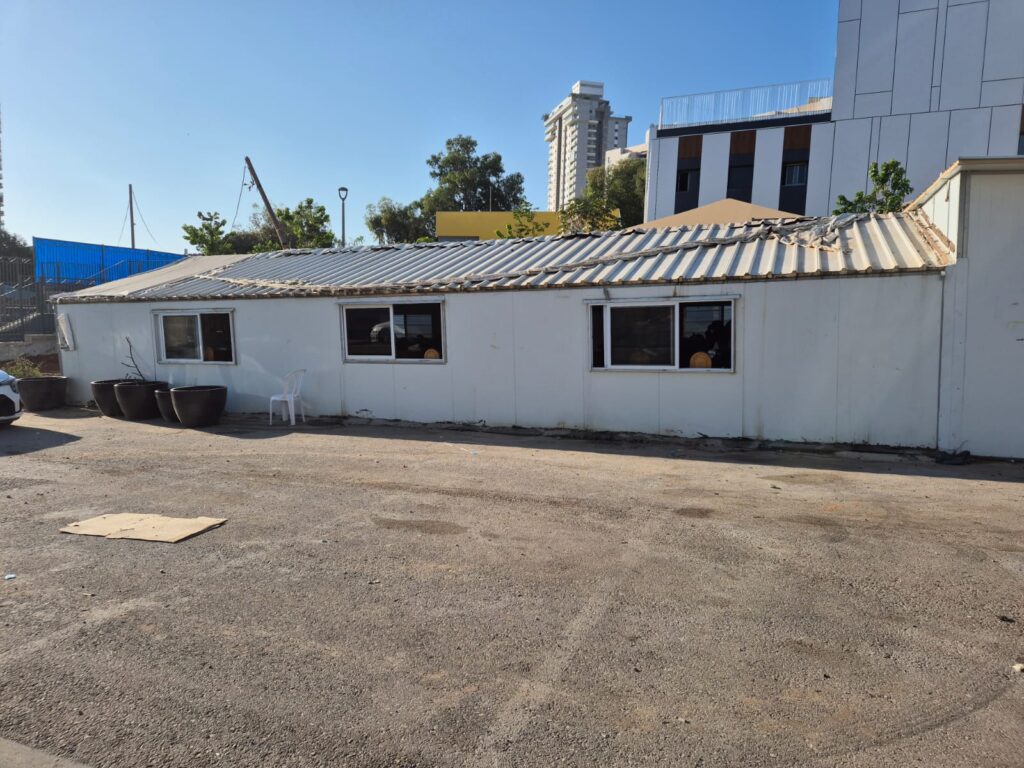 תמונה של מבנה בית הכנסת המיועד להריסה