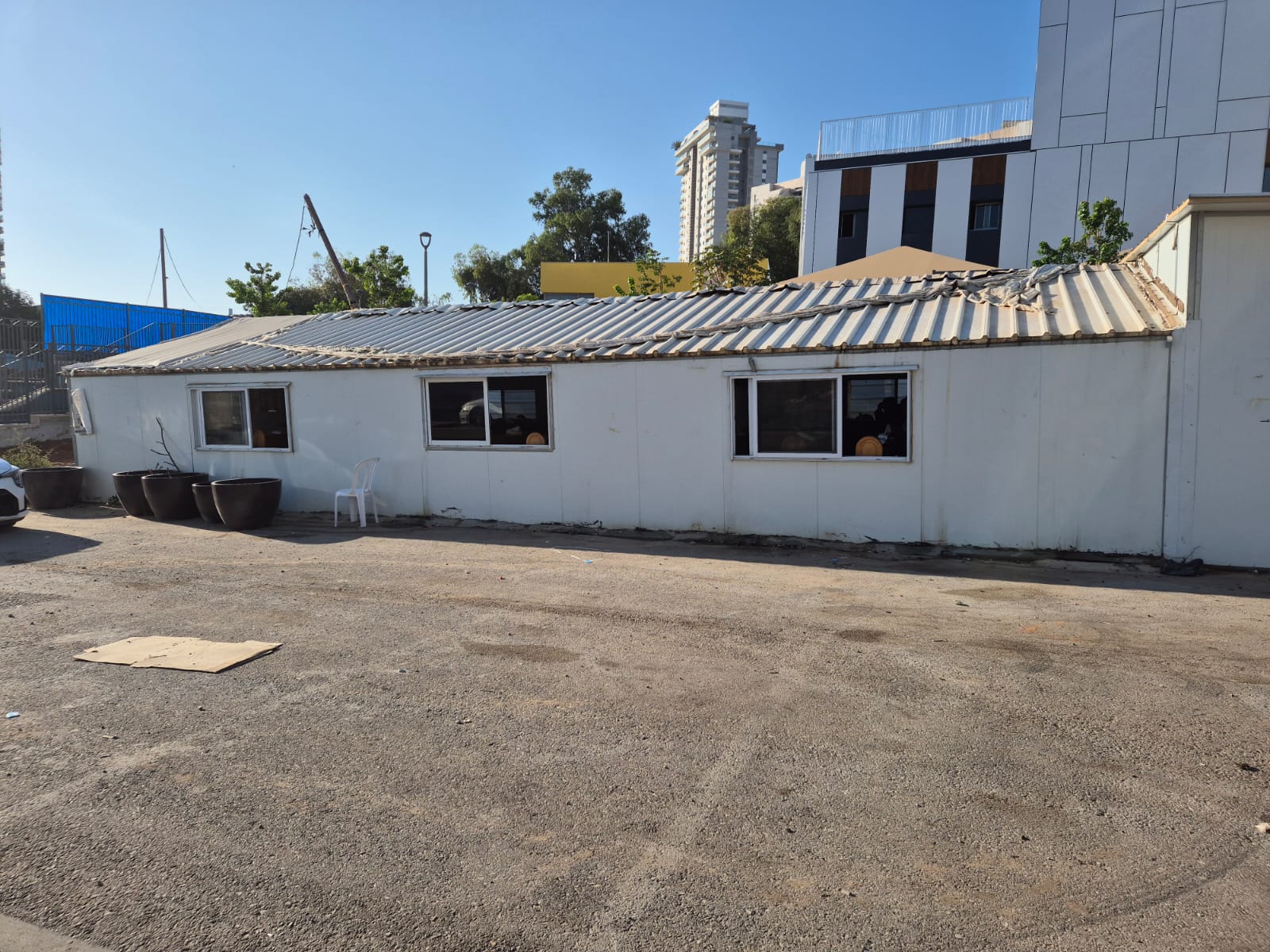 תמונה של מבנה בית הכנסת המיועד להריסה