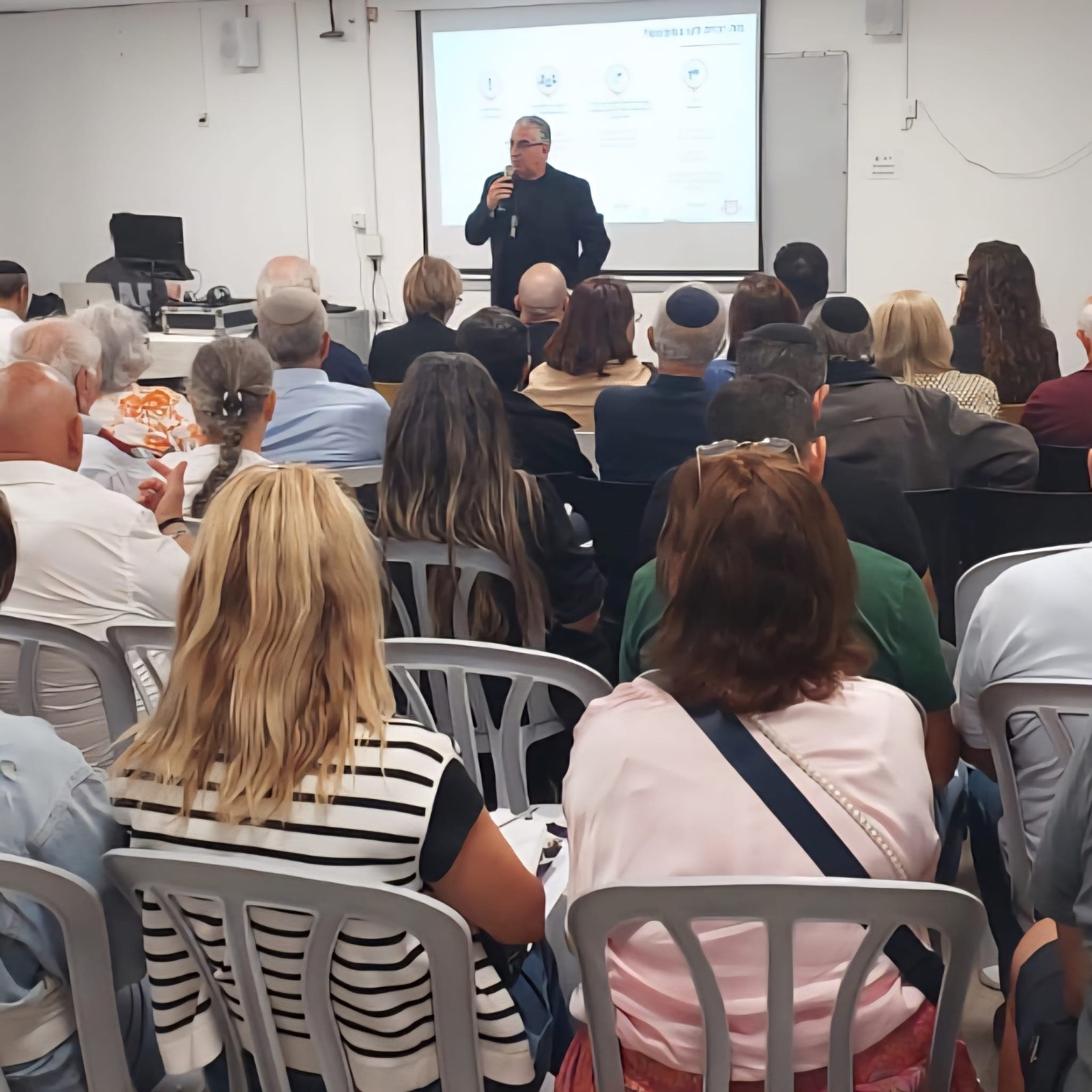 תמונה של קהל בשיתוף הציבור