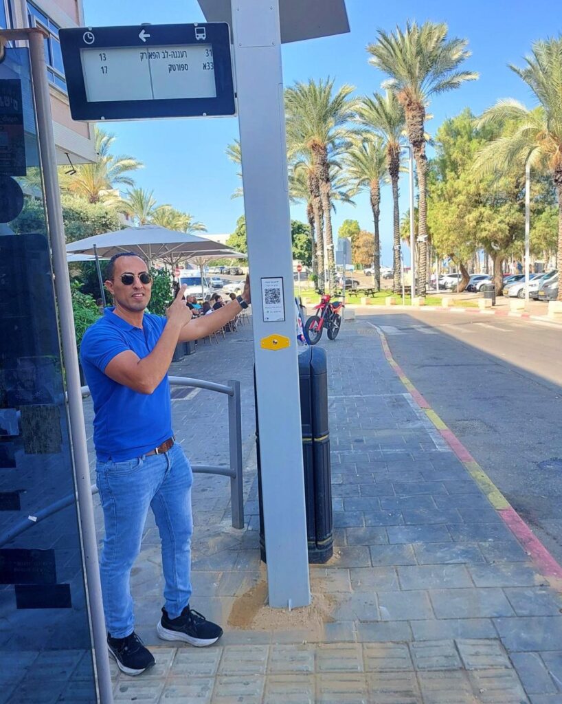 צילום עובד עירייה בתחנת אוטובוס