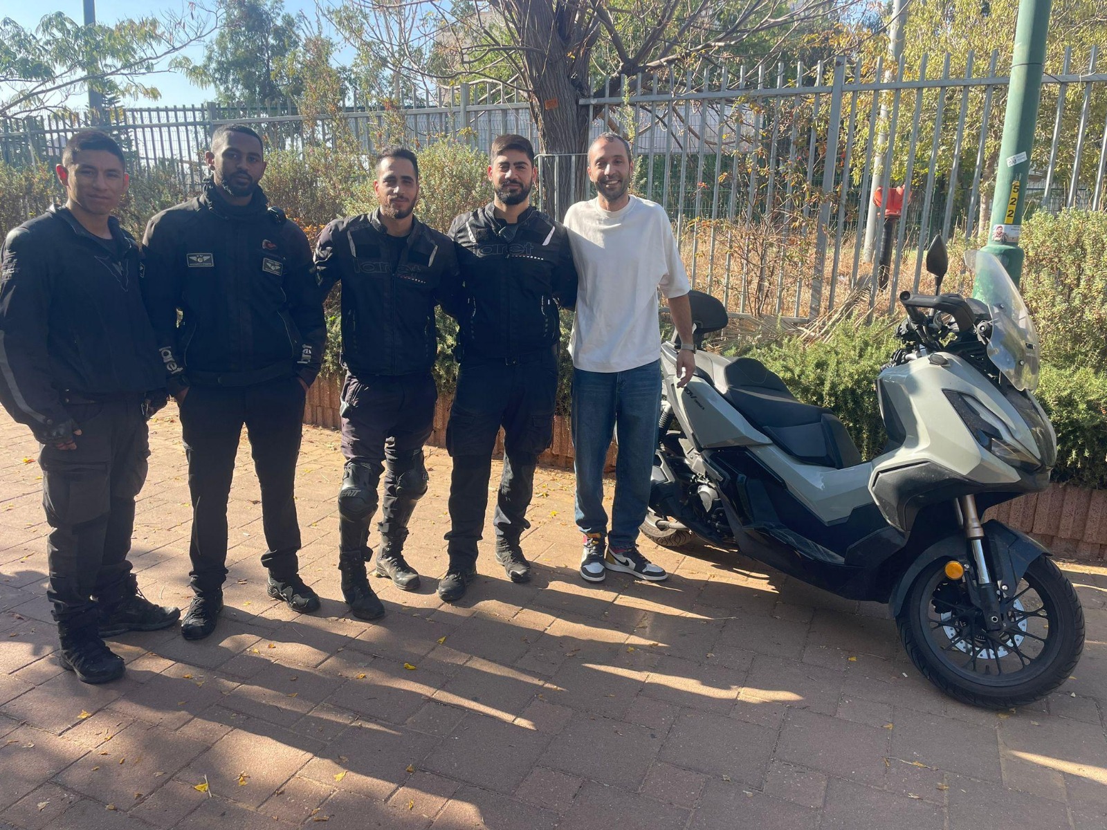 תמונה של הפקחים עם בעל האופנוע
