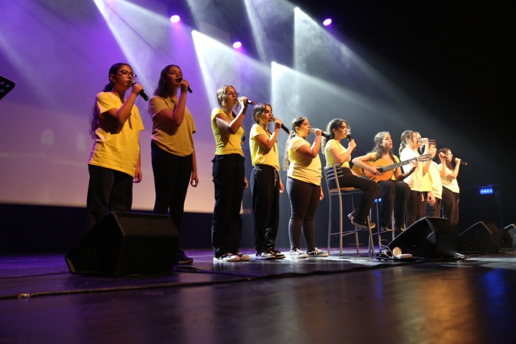 צילום מקהלה על במה מטקס עירוני