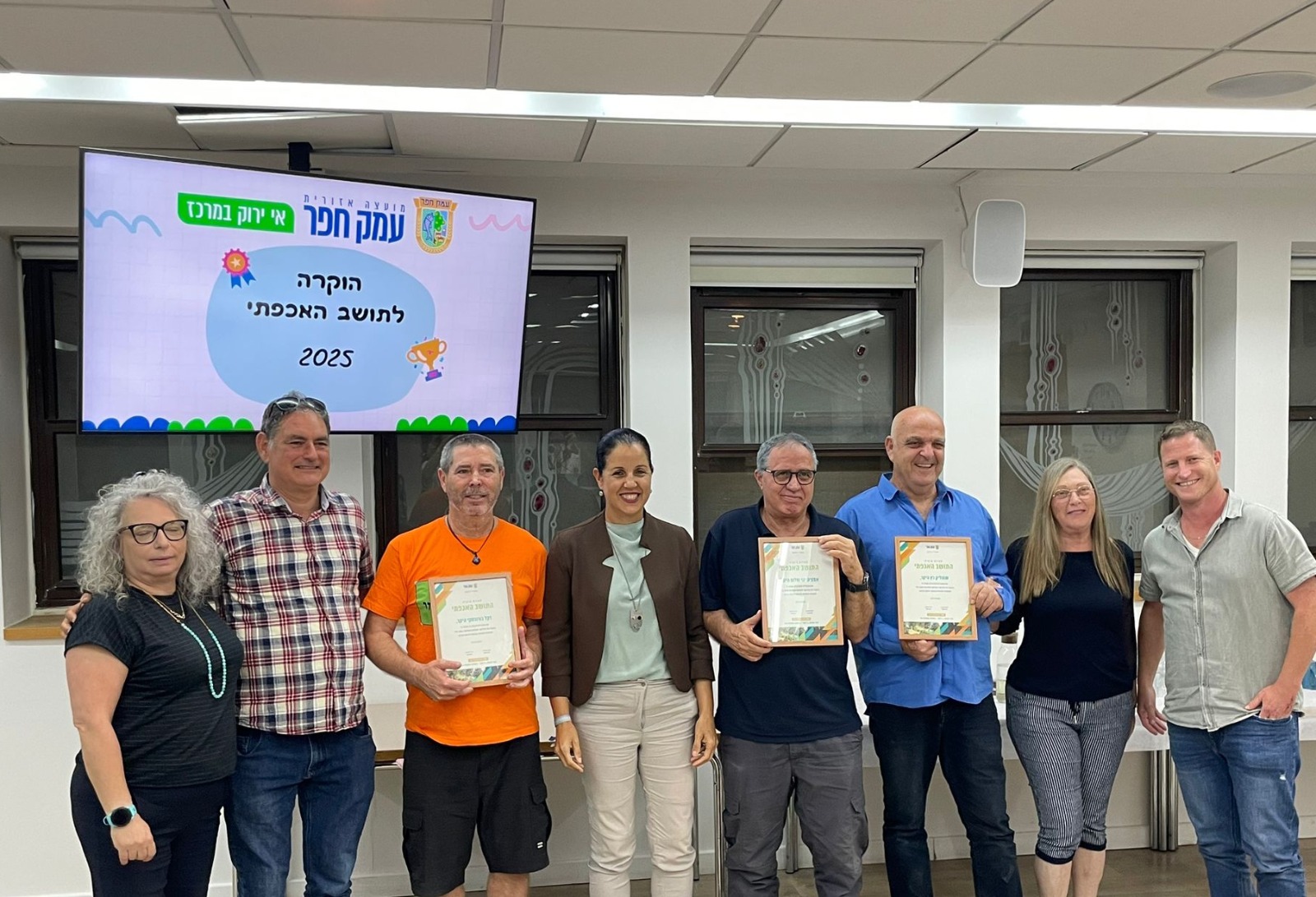 צילום המצטיינים עם ראש המועצה