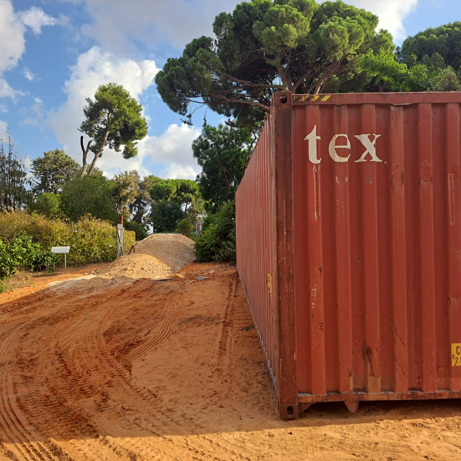 צילום המכולות שהונחו בפארק לשימור