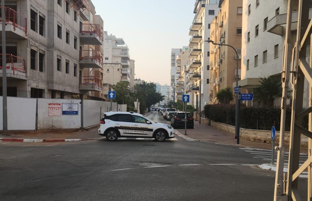 חסימת הרחוב עם ניידת