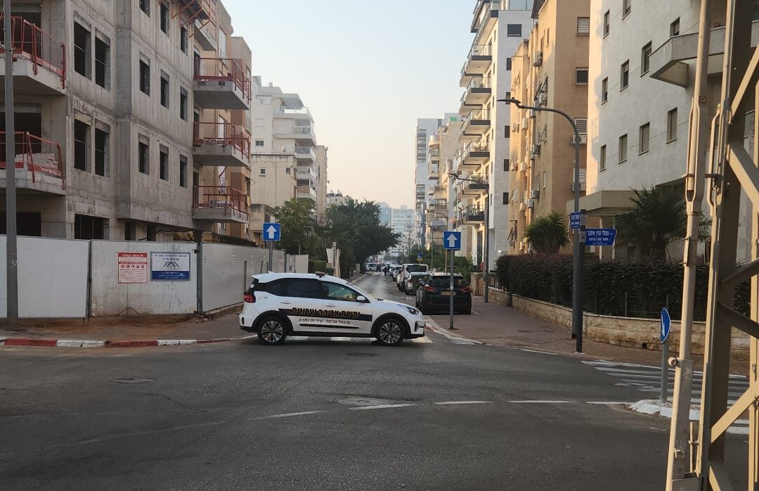 חסימת הרחוב עם ניידת