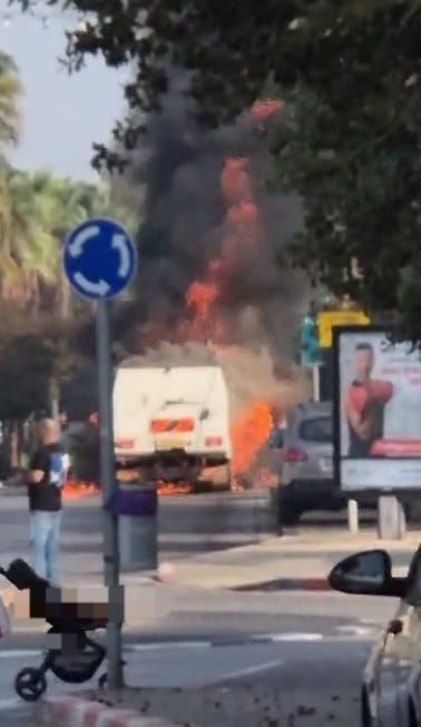 משאית עולה באש