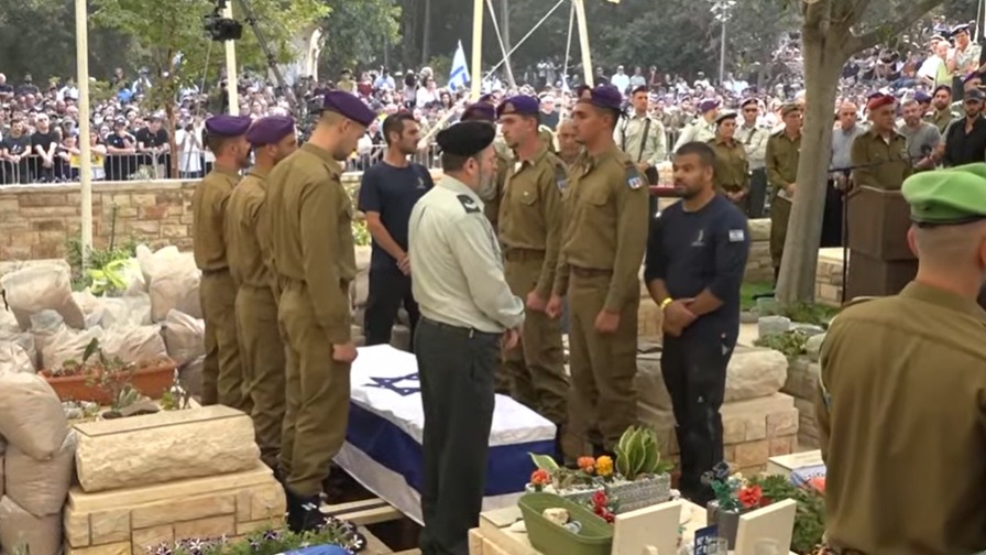 ארונו של סגן הדר גולדין בבית העלמין בכפר סבא