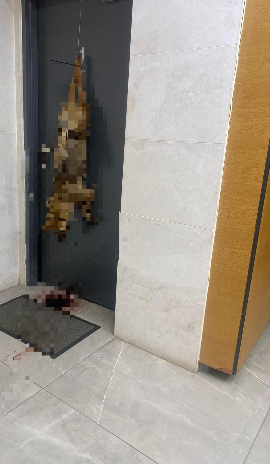 תן תלוי על דלת