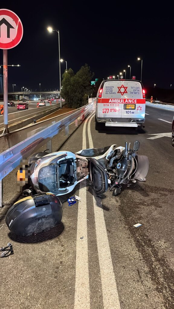 אופנוע שרוע על הכביש