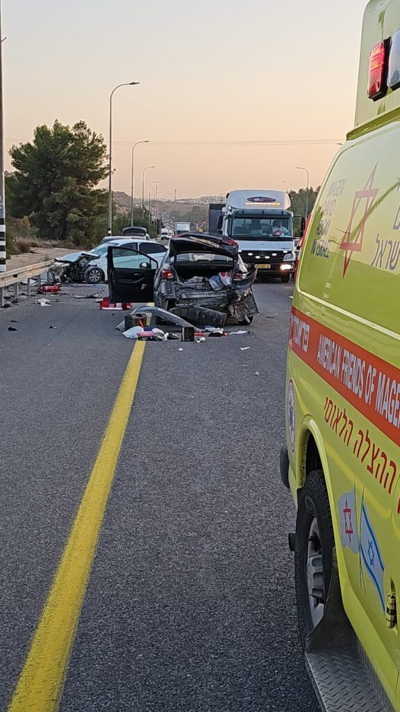 תאונה בכביש ואמבולנס