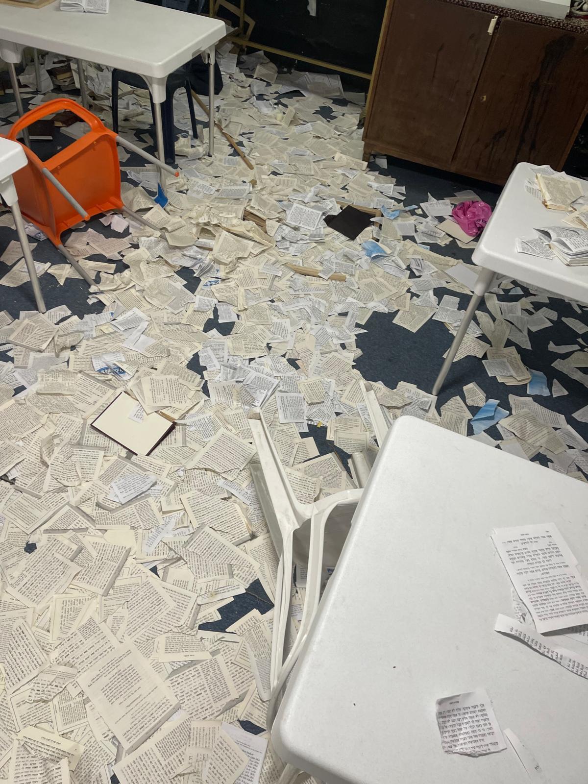 חלקי נייר של ספרי קודש
