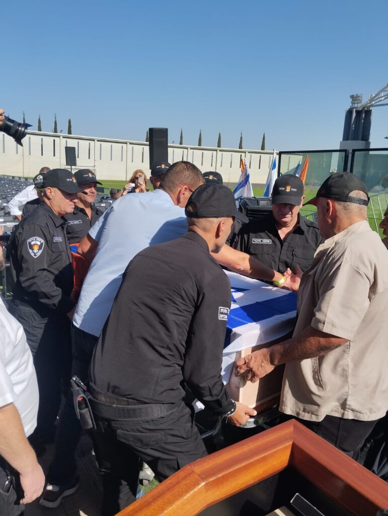 ארונה של מרים פיירברג ז"ל באצטדיון