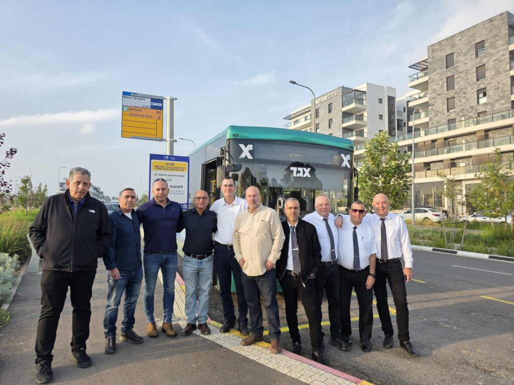נציגי העירייה לצד אוטובוסים