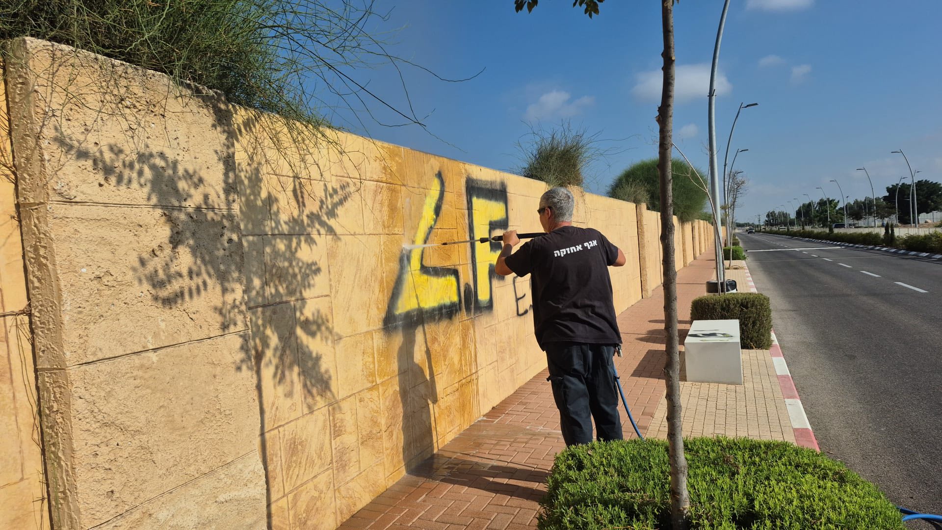 פועל עירייה מנקה קיר