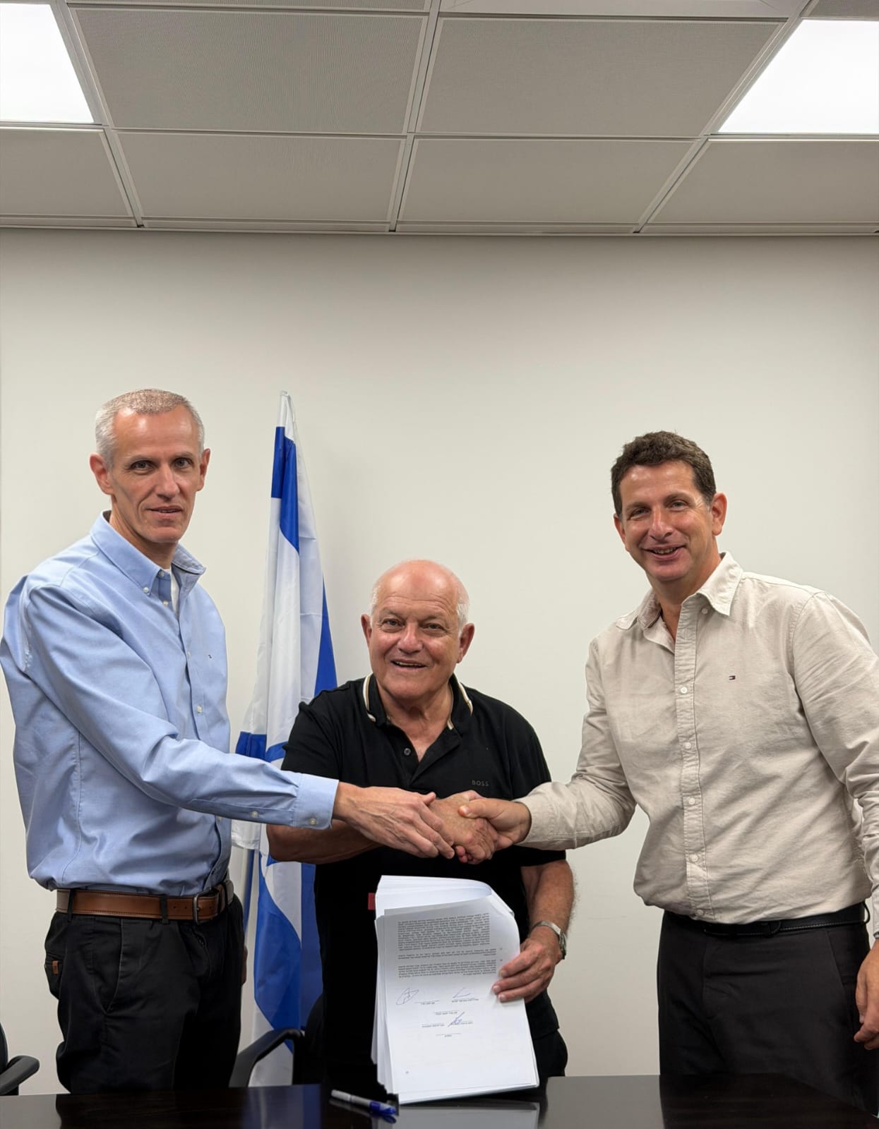 חותמים על הסכם