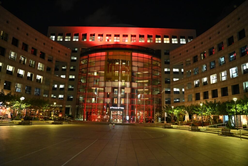 עיריית הרצליה מוארת באדום