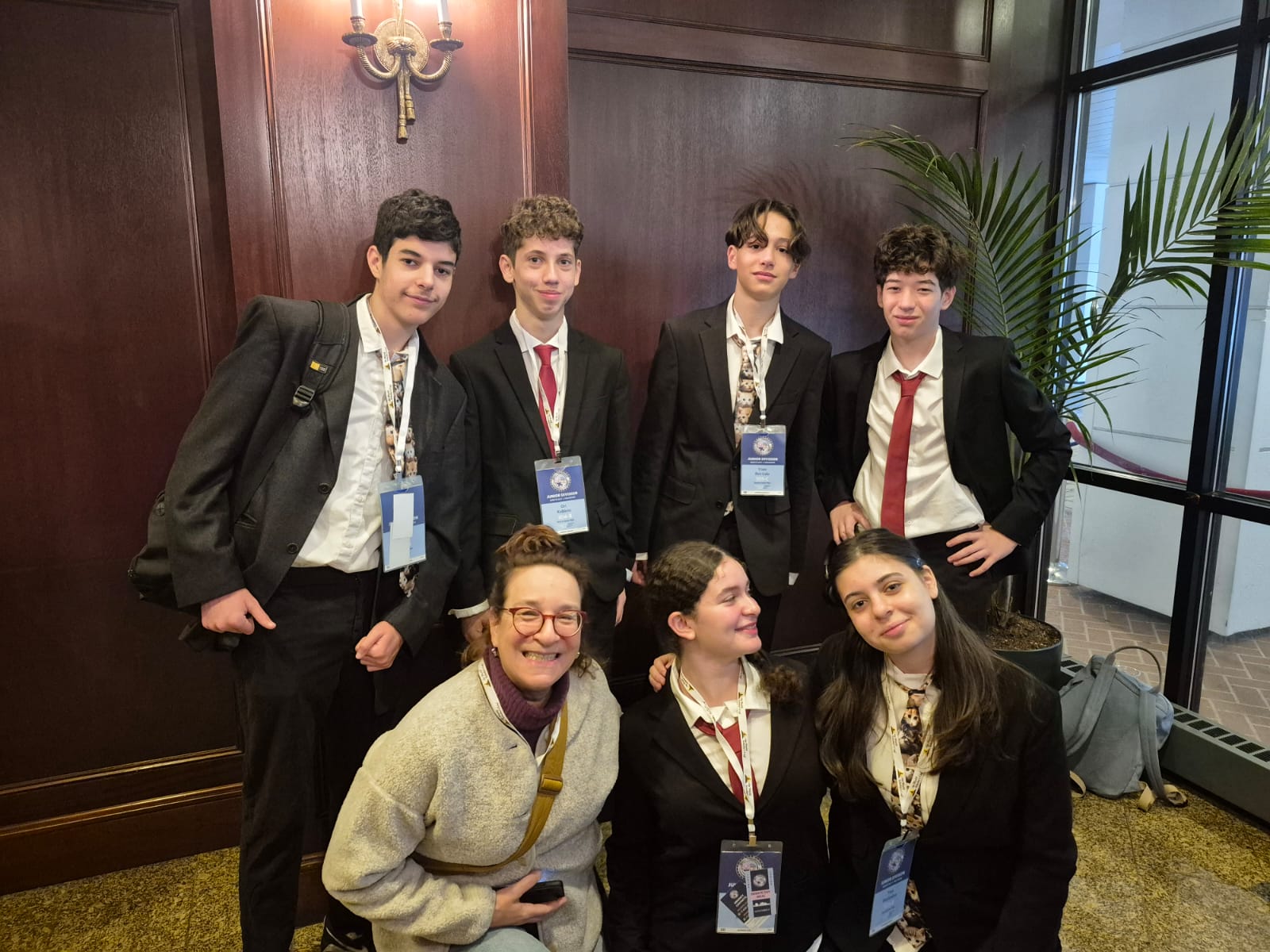 תלמידים בתמונת ניצחון