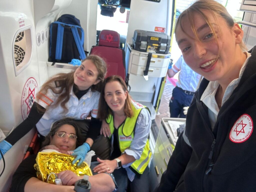 היולדת והצוות באמבולנס