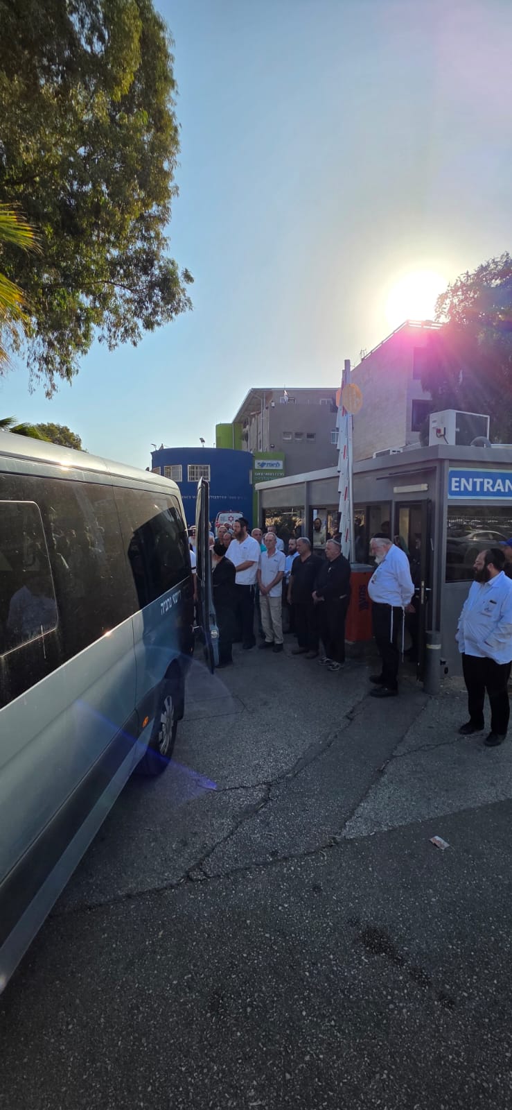 אנשים מלווים את ארונה של ראש עיריית נתניה