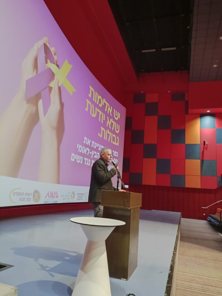 ראש העיר נואם