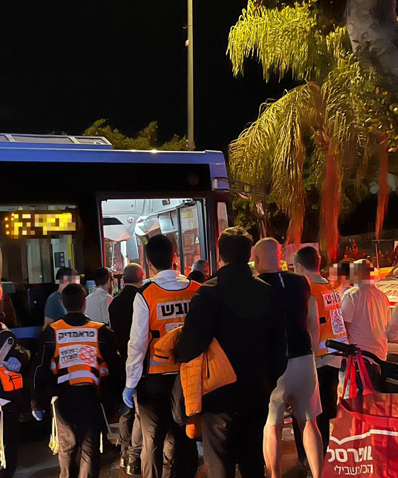 ציבור עולה לאוטובוס.