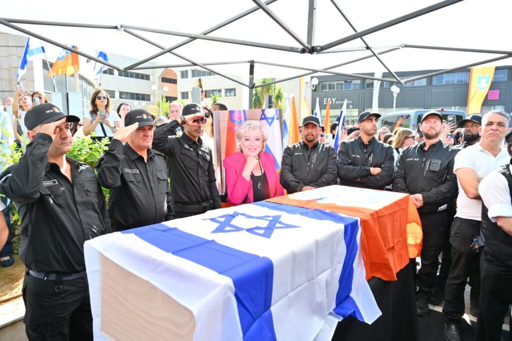 ארונה של מרים פיירברג ז"ל ברחבת בניין העירייה