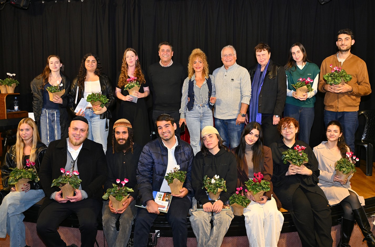 מקבלי המלגות