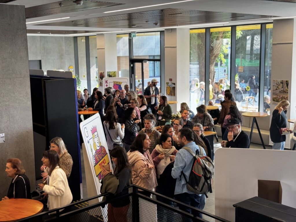 אנשים בארוע ההשקה