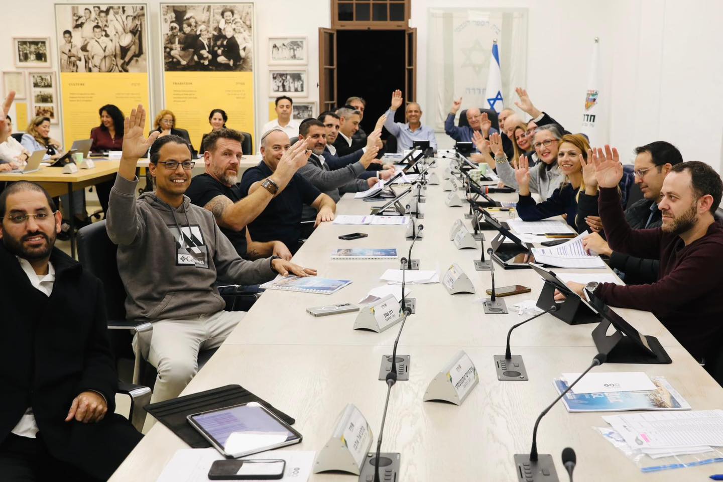 חברי המועצה מצביעים