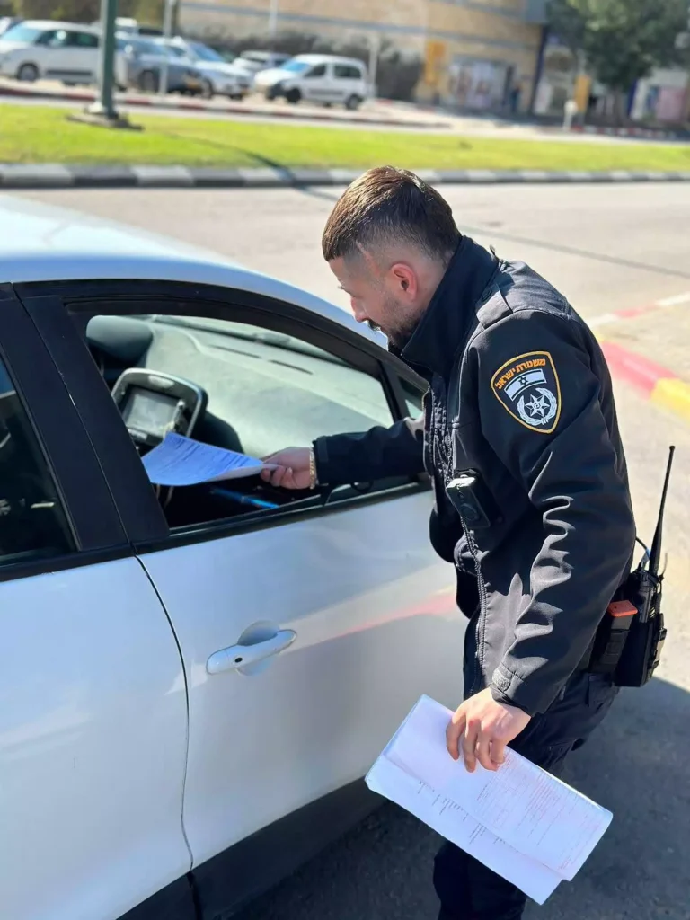 שוטר נותן דוח