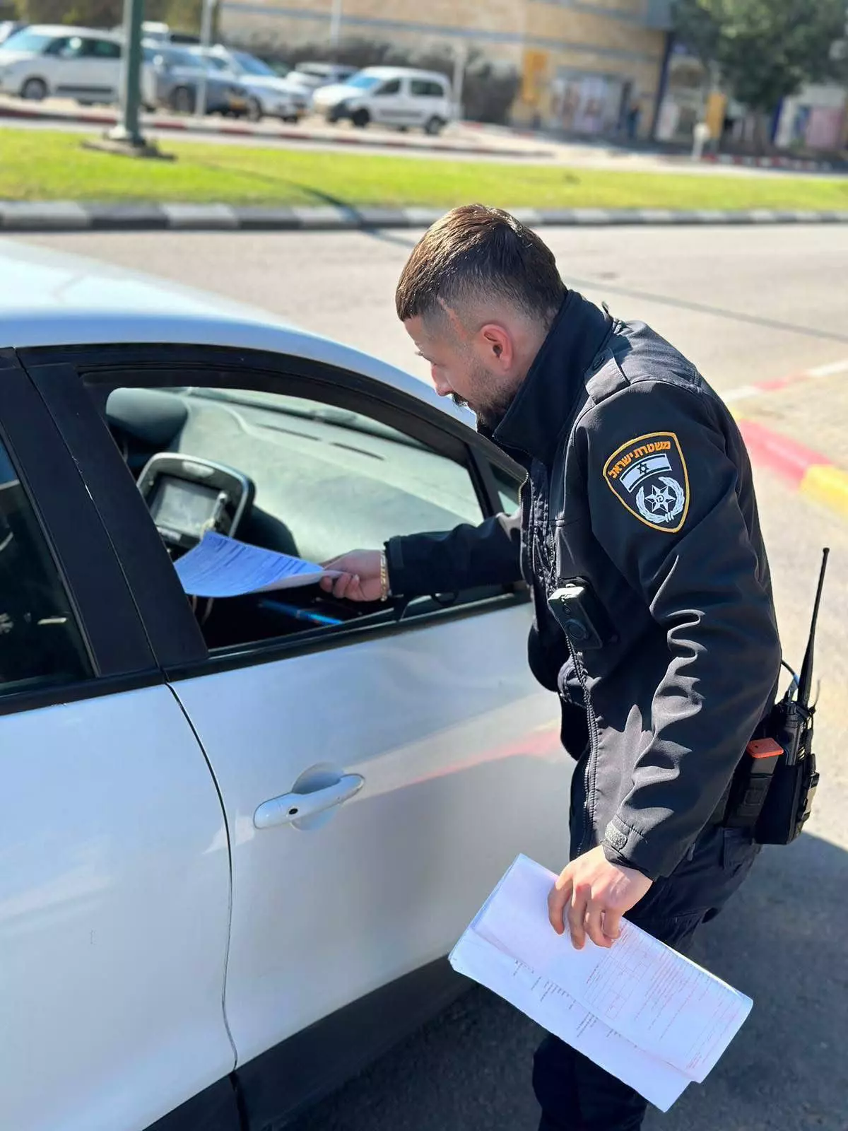 שוטר נותן דוח
