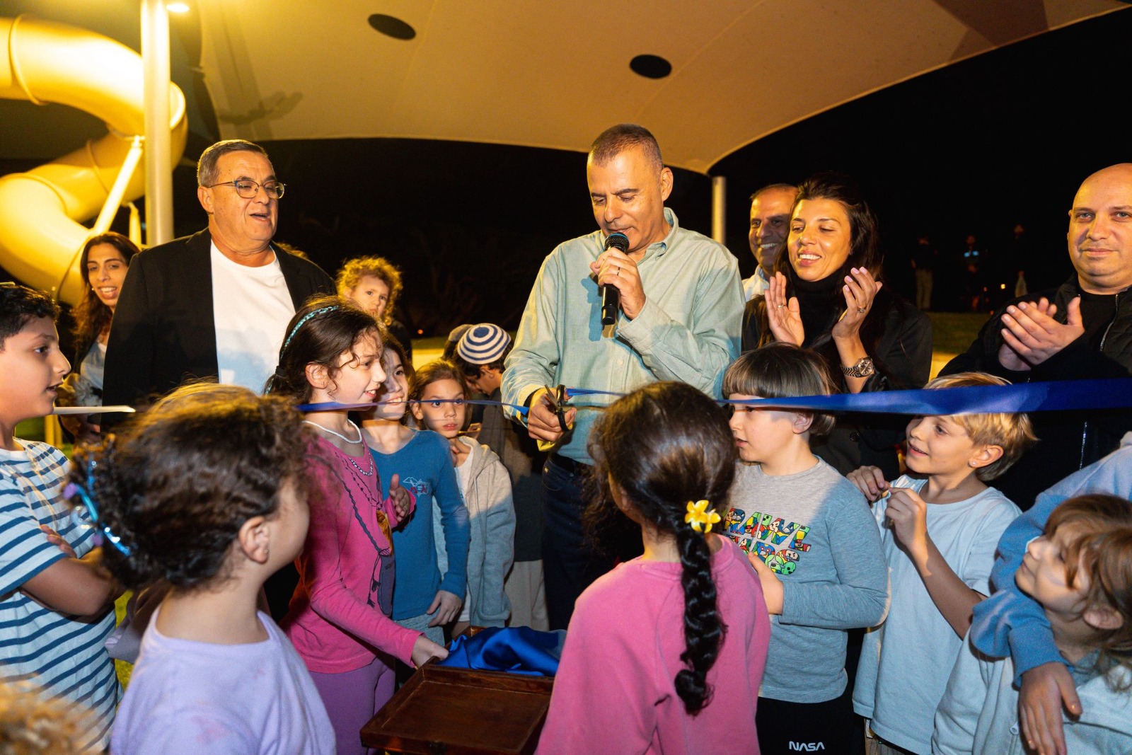 ראש עיריית כפר סבא מוקף בילדים