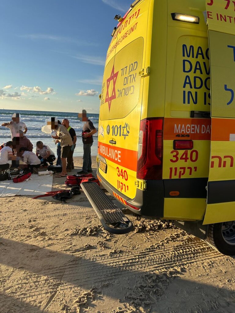 צוות מד"א בחוף הרצליה