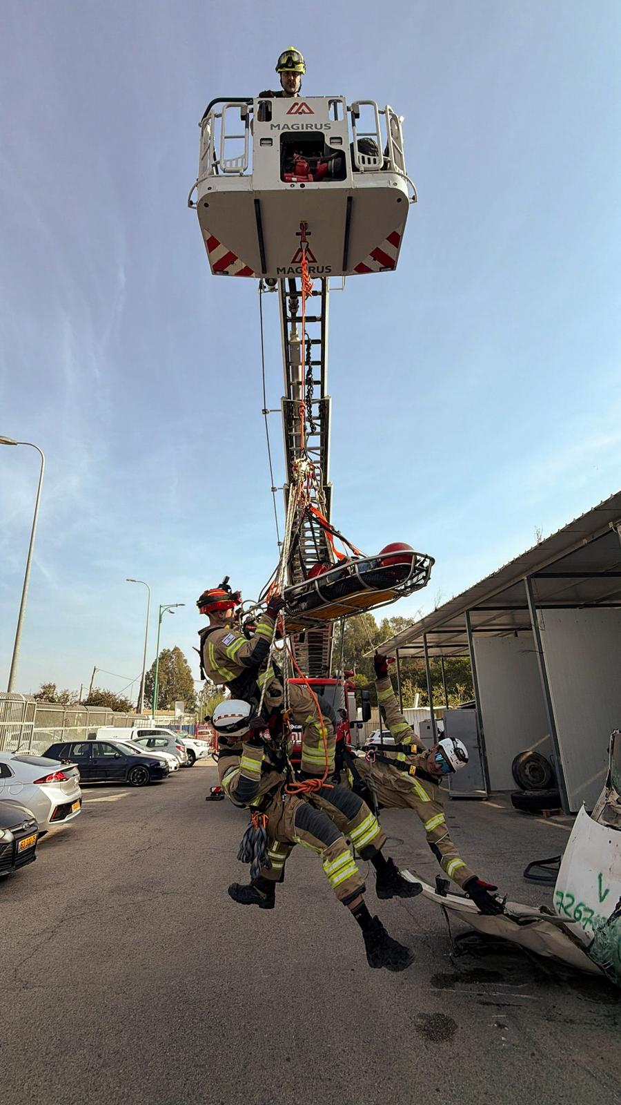 צוות כיבוי והצלה באימון