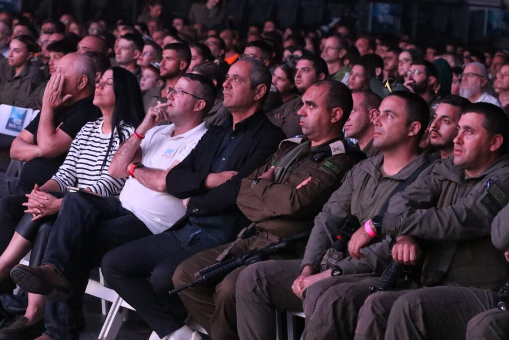 קהל באולם הארוע