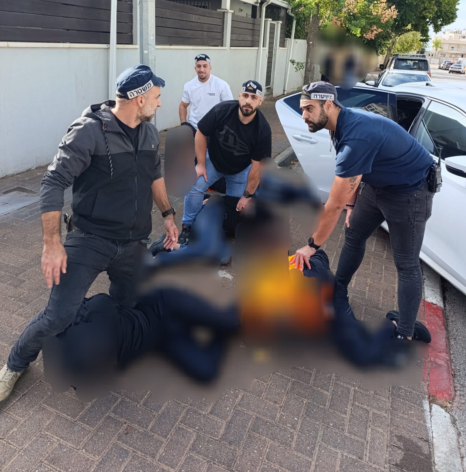 חשודים נעצרים על ידי המשטרה