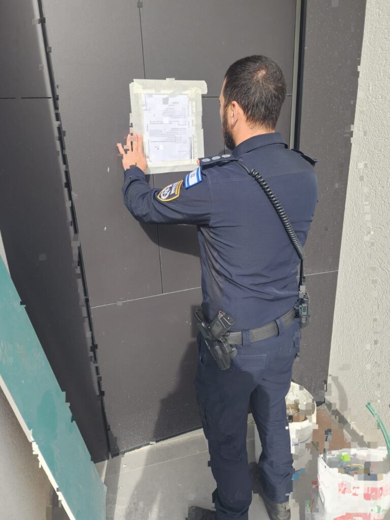 שוטר סוגר את אתר הבנייה