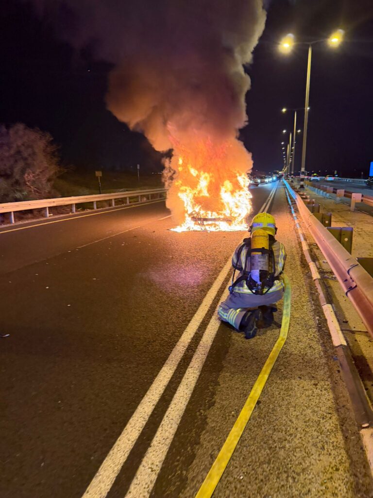 רכב עולה באש בכביש