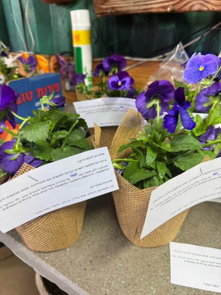 העציצים שחילקה האופוזיציה ברמת השרון