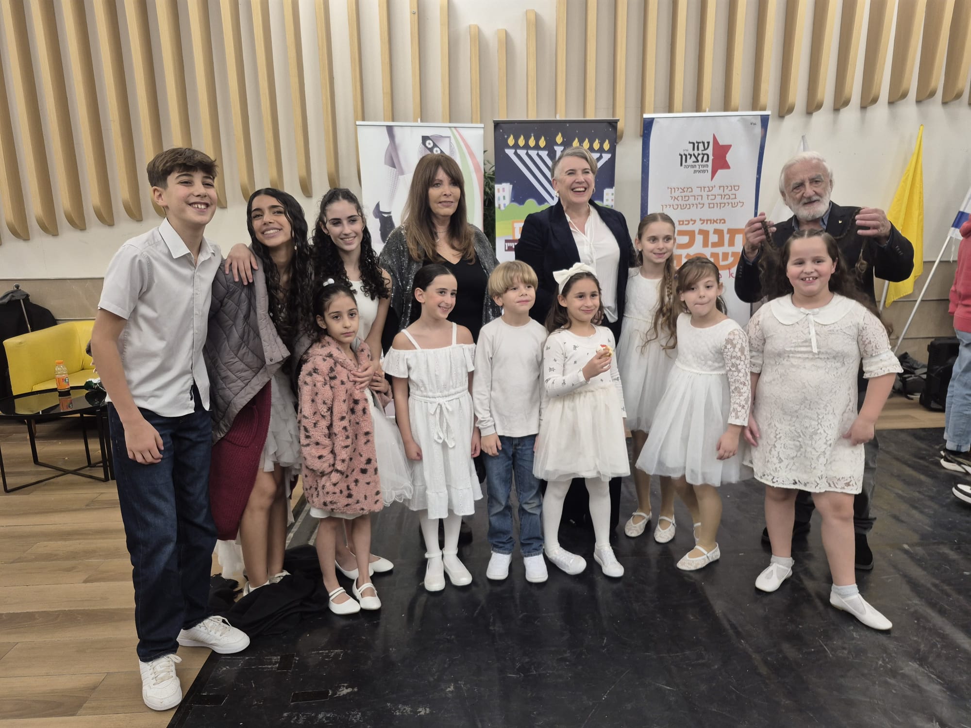 מקהלת שרונית והמכובדים בהדלקת הנרות