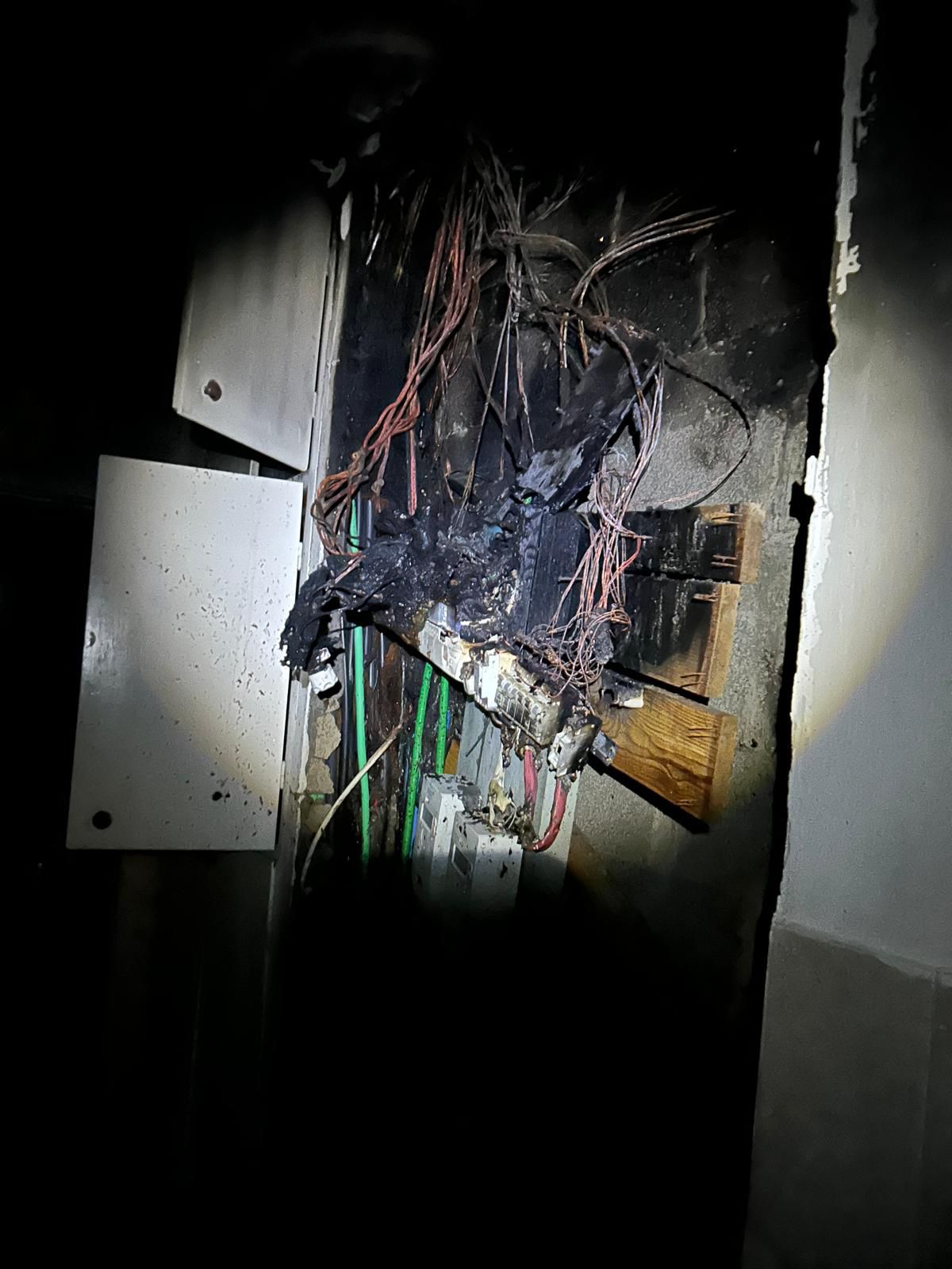 ארון חשמל שרוף