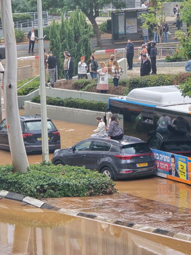 הצפות בנתניה ברחוב הצורן