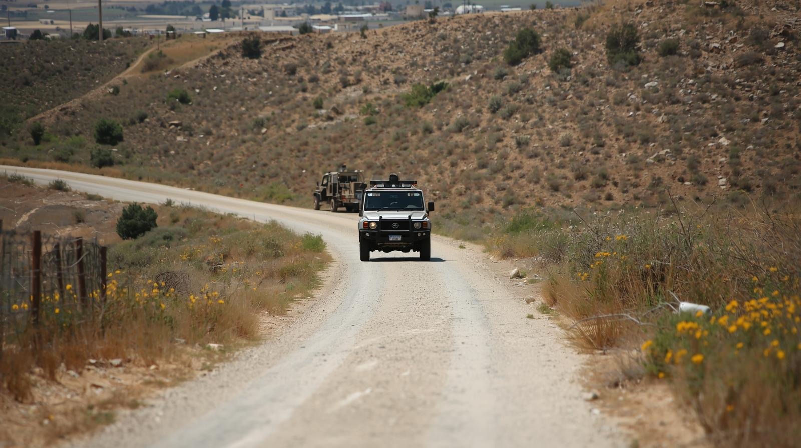 ג'יפ סמוך לגדר