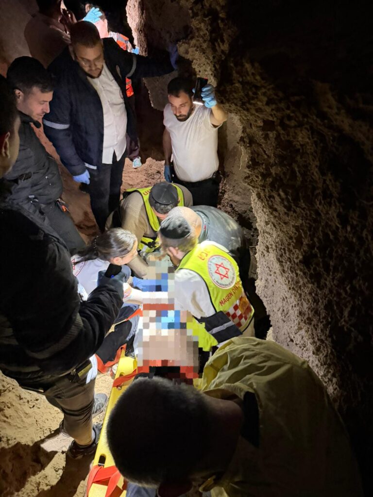 רוכב אופניים פצוע וצוות הצלה