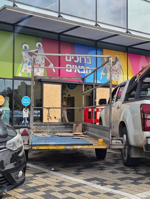 זכוכיות מנופצות במתחם הג'אמבו החדש