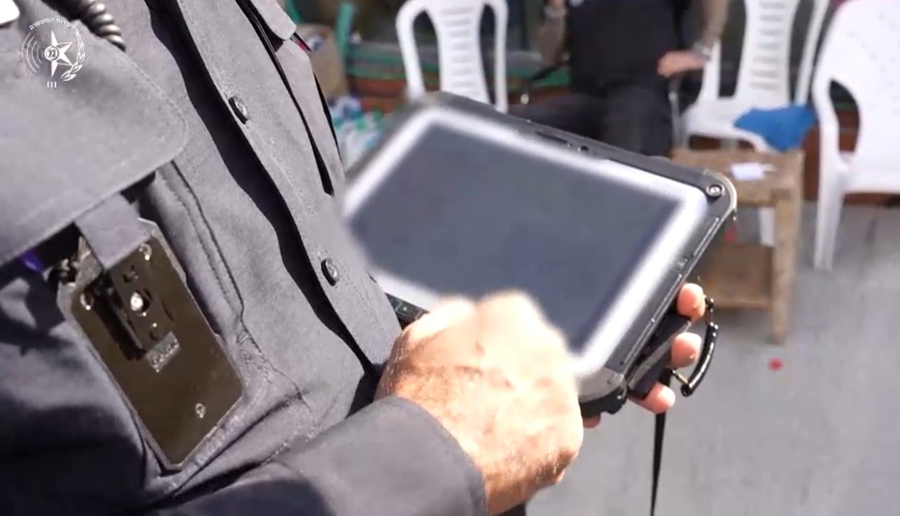 שוטר עם טאבלט