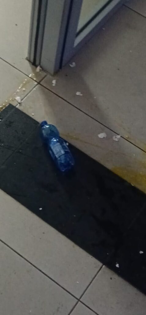 ביצים שבורות על הרצפה