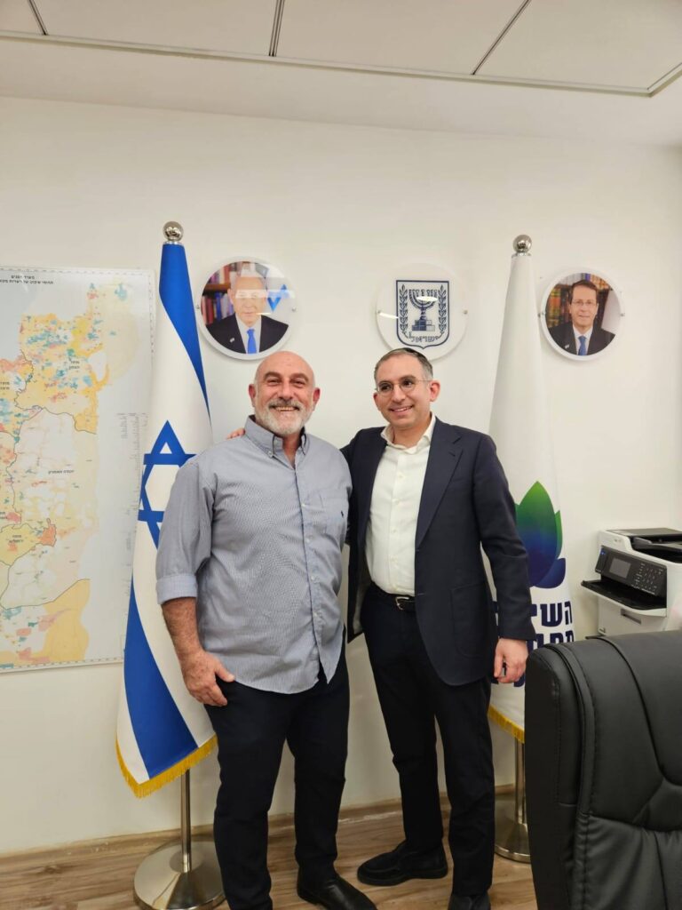 גיל חנניה ומנכ"ל משרד הפנים