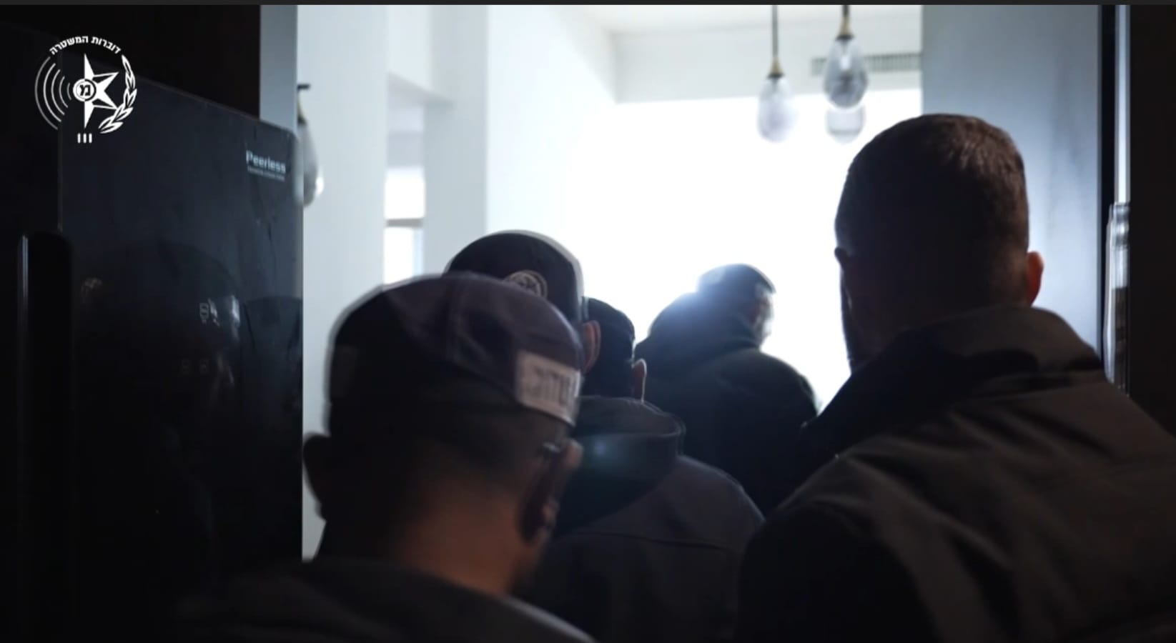 שוטרים נכנסים לחיפוש בדירה